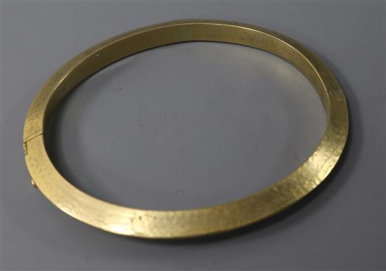An 18ct gold texture hinged bangle, 18.5 grams.